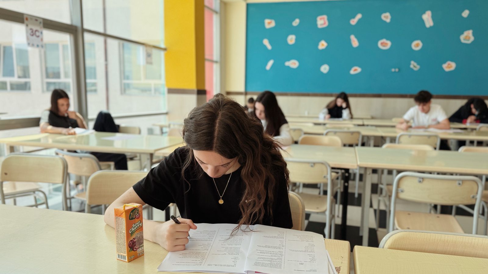 Diák a központi írásbeli vizsgán a tanteremben
